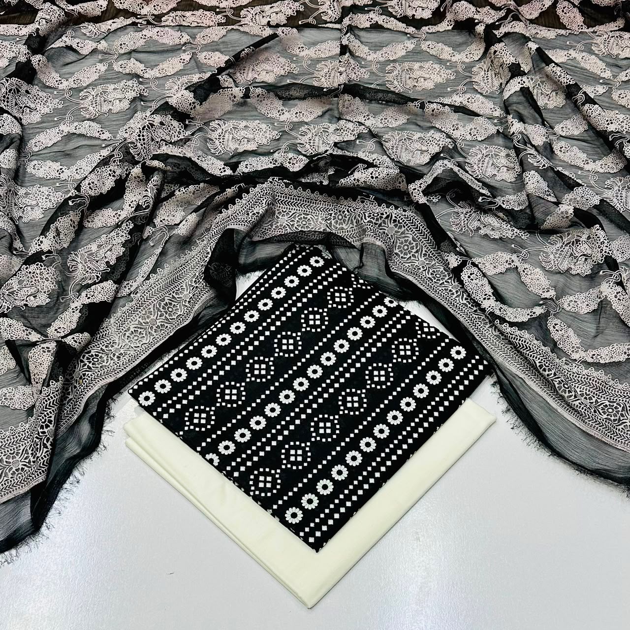 Lawn 3PC โ Chiffon Dupatta โ D-117